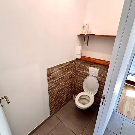 Bright House With Garden Hébergement de vacances