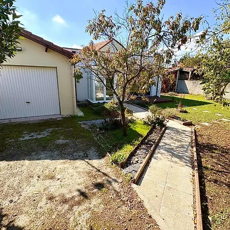 Bright House With Garden Hébergement de vacances Saint-Sébastien-sur-Loire