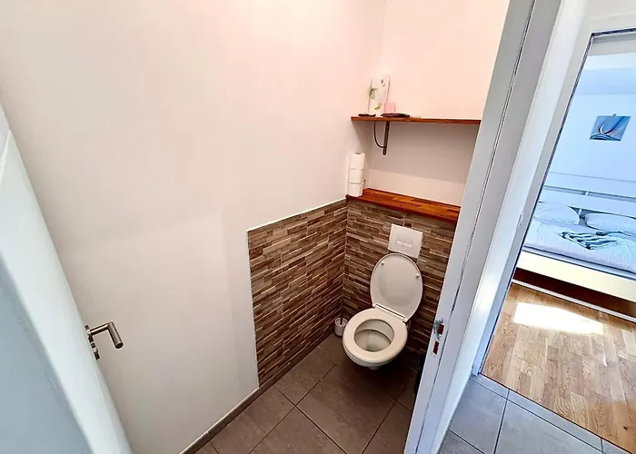 Bright House With Garden Hébergement de vacances