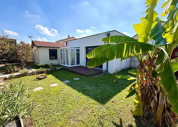 Bright House With Garden 펜션