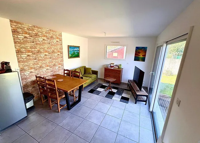 Hébergement de vacances Bright House With Garden *